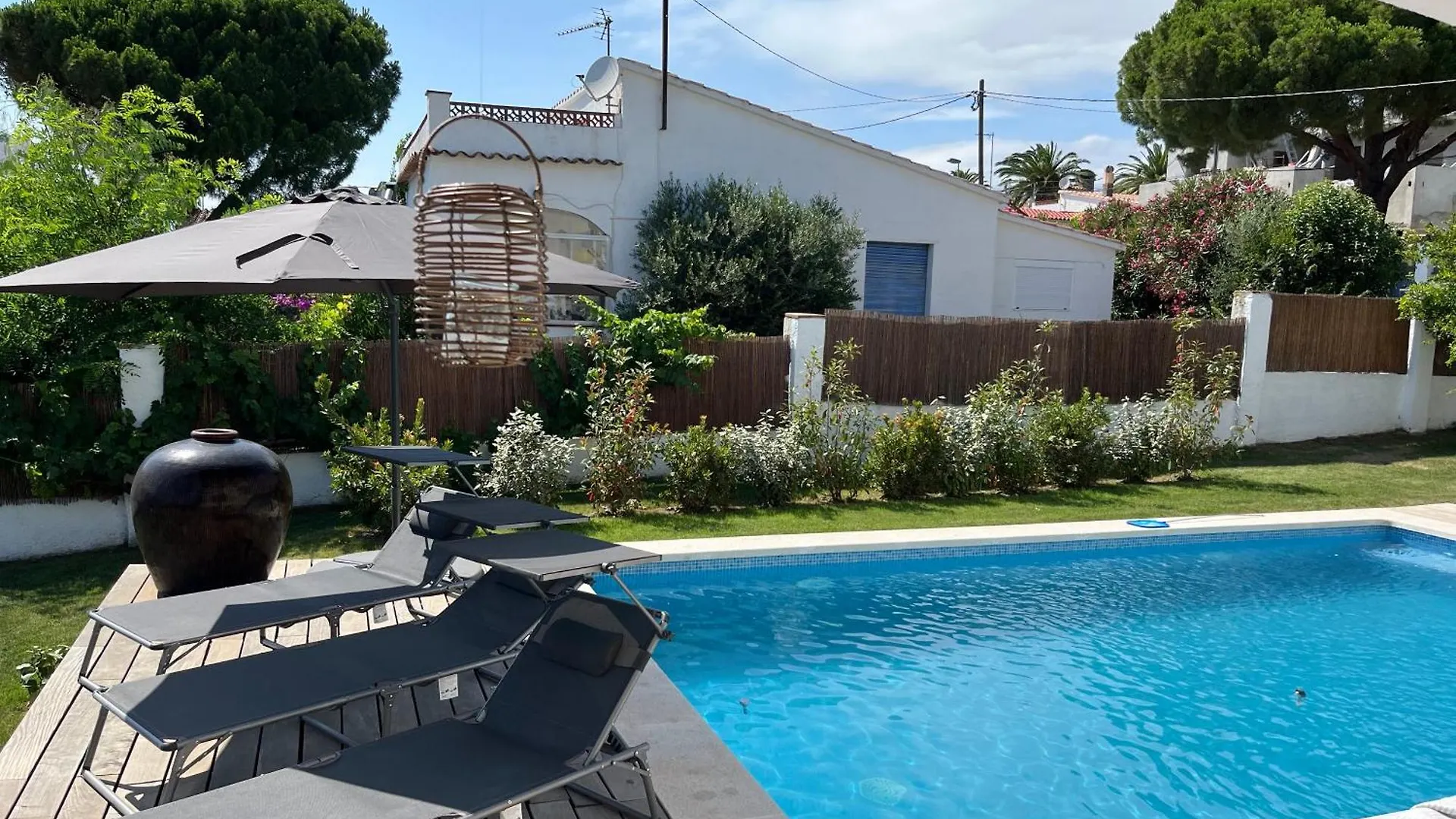 Maison De Vacances Familialle Roses Villa